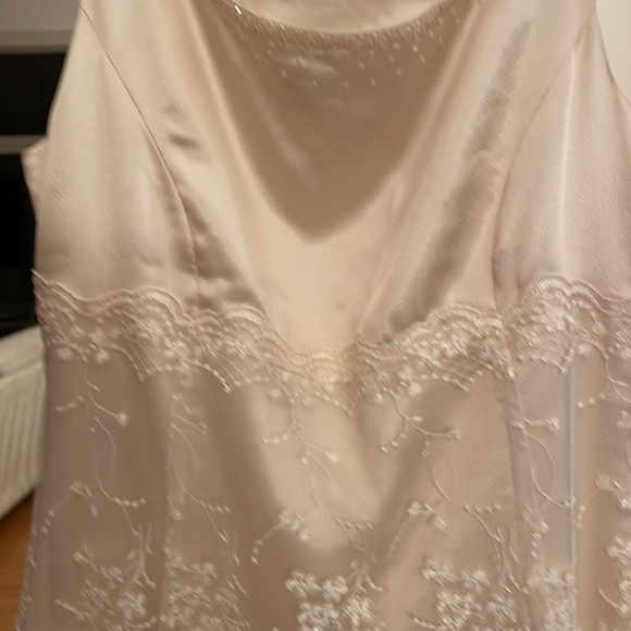 Designer classic wedding dress - Picture 3 of 4